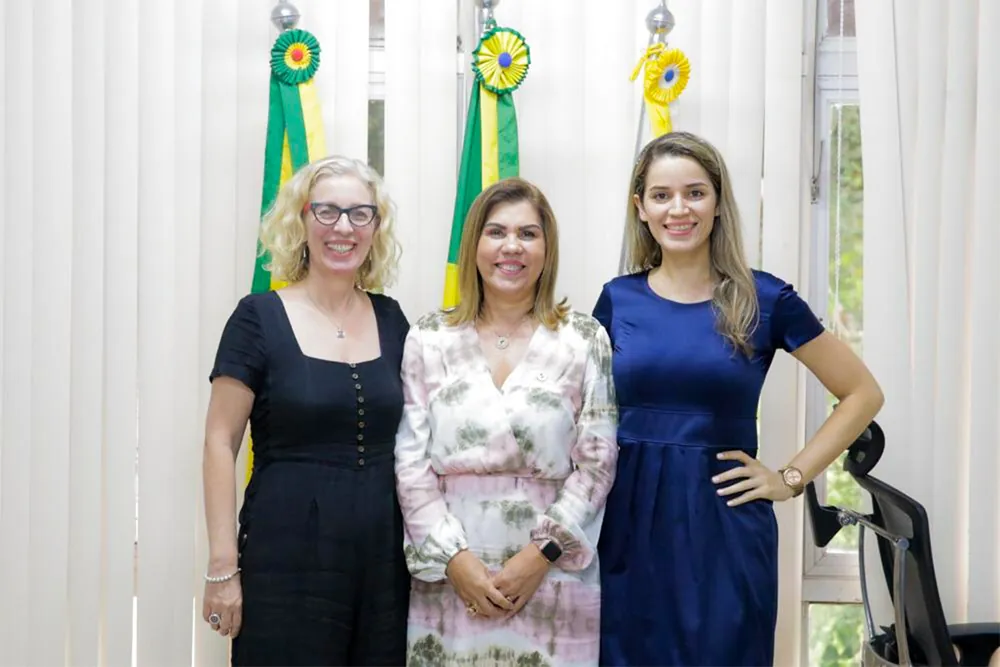 Denise Gastaldo, Margarida de Aquino Cunha e Rozilaine Redi Lago lado a lado durante encontro na Universidade Federal do Acre.